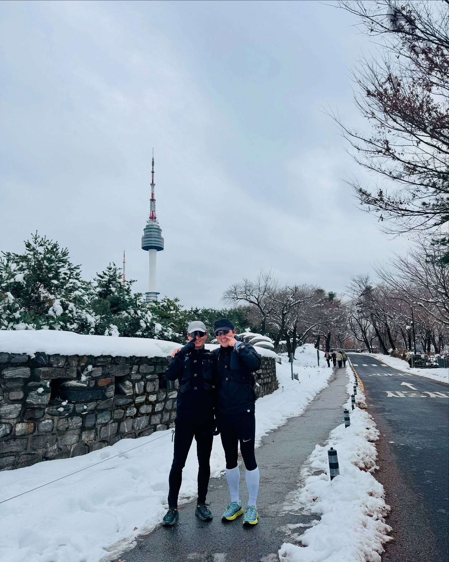 마인드풀러닝 @dream__run_ 님과 눈❄ 흔적어린 한양도성을 누렸습니다. 한양도성 6회차인데 처음으로 함께 마풀런하니 조금은 수월하고 즐겁게 나눈 여정이었던