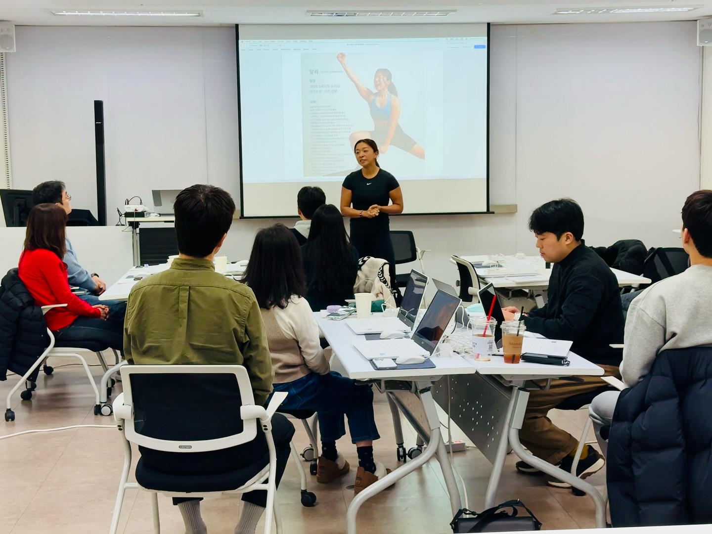 KTcloud PMO 대상으로 직장인의 거북목, 목/허리 디스크 리스크 자가 예방 훈련 수행 중. 프로젝트리서치와 달리운동장 협업 프로젝트로써 이수지 코치님께서